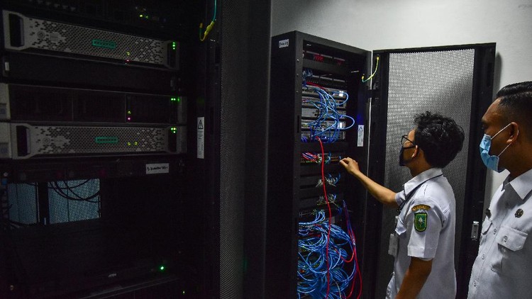 Sejumlah petugas memeriksa kondisi server induk di Badan Pendapatan Daerah (Bapenda) Provinsi Riau di Kota Pekanbaru, Rabu (12/8/2020). Kebakaran di gedung HPBB (High Performace Back Bone) PT Telkom di Kota Pekanbaru pada Selasa (11/8) mengakibatkan layanan jaringan internet ke perkantoran dan layanan publik lumpuh di hampir semua wilayah Sumatera Bagian Utara, kecuali perkantoran yang memiliki jaringan cadangan selain Telkom. ANTARA FOTO/FB Anggoro/aww.