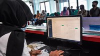 Sejumlah petugas memeriksa kondisi server induk di Badan Pendapatan Daerah (Bapenda) Provinsi Riau di Kota Pekanbaru, Rabu (12/8/2020). Kebakaran di gedung HPBB (High Performace Back Bone) PT Telkom di Kota Pekanbaru pada Selasa (11/8) mengakibatkan layanan jaringan internet ke perkantoran dan layanan publik lumpuh di hampir semua wilayah Sumatera Bagian Utara, kecuali perkantoran yang memiliki jaringan cadangan selain Telkom. ANTARA FOTO/FB Anggoro/aww.