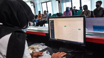 Seorang petugas menggunakan jaringan internet cadangan agar bisa melayani pembayaran pajak kendaraan di kantor Samsat Simpang Tiga, Kota Pekanbaru, Riau, Rabu (12/8/2020). NTARA FOTO/FB Anggoro.
