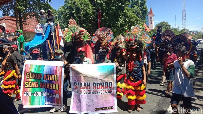 demo pekerja seni di surabaya
