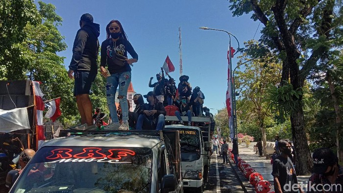 Jalan depan Balai Kota Surabaya lagi-lagi menjadi tempat berjoget. Massa pekerja seni Surabaya yang demo, memutar berbagai macam lagu.