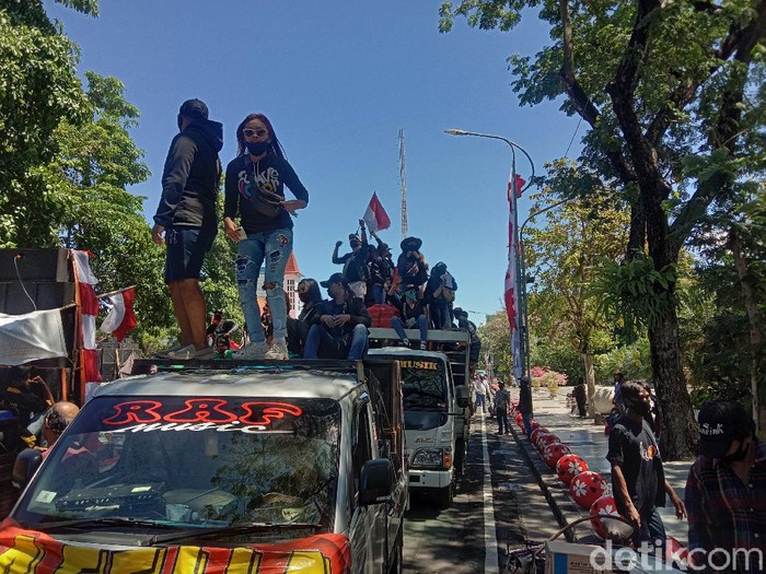 Jalan depan Balai Kota Surabaya lagi-lagi menjadi tempat berjoget. Massa pekerja seni Surabaya yang demo, memutar berbagai macam lagu.