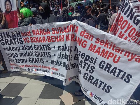 Massa pekerja seni Surabaya demo menuntut Perwali No 33 dihapus. Tak hanya berorasi, mereka menyampaikan aspirasi lewat spanduk dan poster.