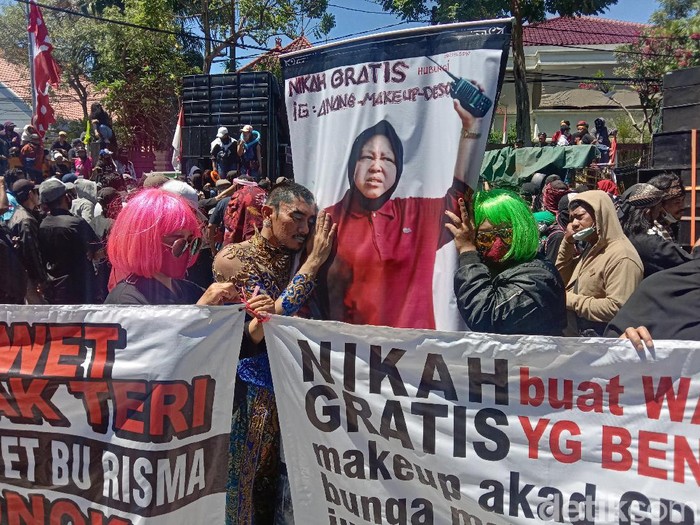Massa pekerja seni Surabaya demo menuntut Perwali No 33 dihapus. Tak hanya berorasi, mereka menyampaikan aspirasi lewat spanduk dan poster.