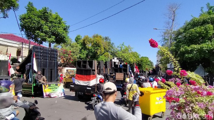 Ratusan pekerja seni Surabaya tak jadi menginap di balai kota. Tuntutan mereka terpenuhi, di mana warga tidak dilarang menggelar hajatan.