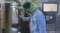 Upaya pengembangan vaksin COVID-19 itu pun tak main-main. Hal itu terlihat dari pemanfaatan Gedung 43 yang berlokasi di komplek perkantoran Biofarma di Jalan Pasteur, Kota Bandung, yang menjadi tempat produksi vaksin virus Corona tersebut. Yudha Maulana/Detikcom.