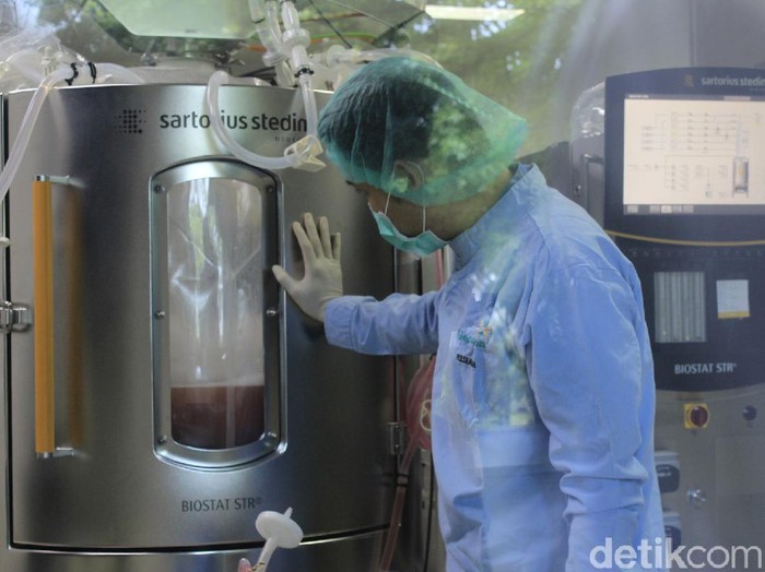 Di Sini Vaksin COVID-19 Bakal Diproduksi untuk Lawan Corona Upaya untuk memproduksi vaksin virus Corona terus dilakukan. Gedung 43 pun rencananya akan dijadikan tempat produksi vaksin COVID-19 di Bandung.