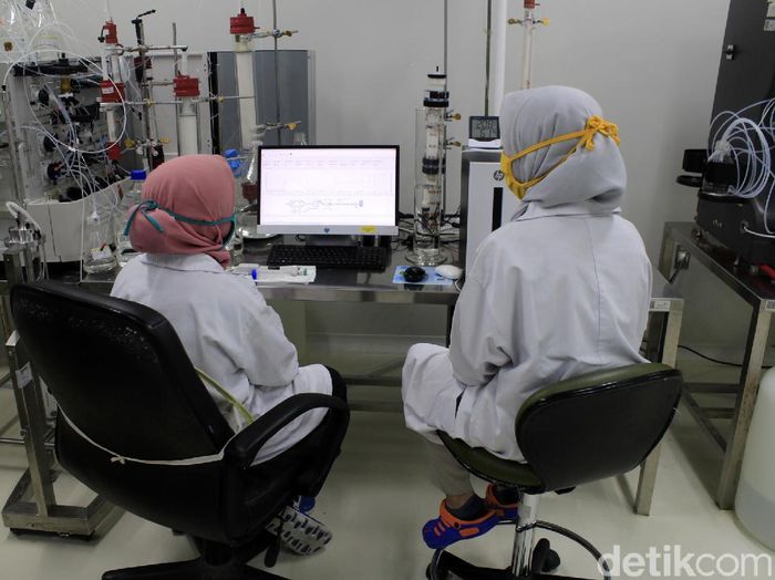 Di Sini Vaksin COVID-19 Bakal Diproduksi untuk Lawan Corona Upaya untuk memproduksi vaksin virus Corona terus dilakukan. Gedung 43 pun rencananya akan dijadikan tempat produksi vaksin COVID-19 di Bandung.