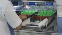 Guna mengatasi pandemi COVID-19, Indonesia melalui Bio Farma menggandeng Sinovac untuk pengembangan vaksin karena platform yang digunakan Sinovac sama konpetensinya dengan milik Bio Farma. Yudha Maulana/Detikcom.