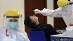 Ekspresi Pekerja Media saat Jalani Tes Swab