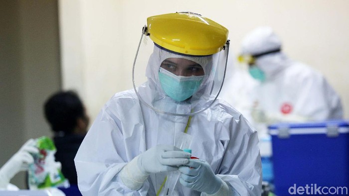 Ekspresi Pekerja Media saat Jalani Tes Swab 150 Pekerja media menjalani tes swab di Gedung Dewan Pers, Jakarta, Rabu (12/8/2020). Tes ini guna memutus menyebaran virus Corona.
