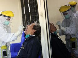 Ekspresi Pekerja Media saat Jalani Tes Swab
