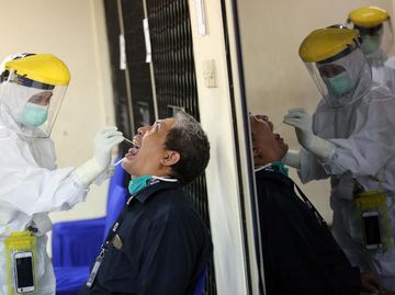 Ekspresi Pekerja Media saat Jalani Tes Swab
