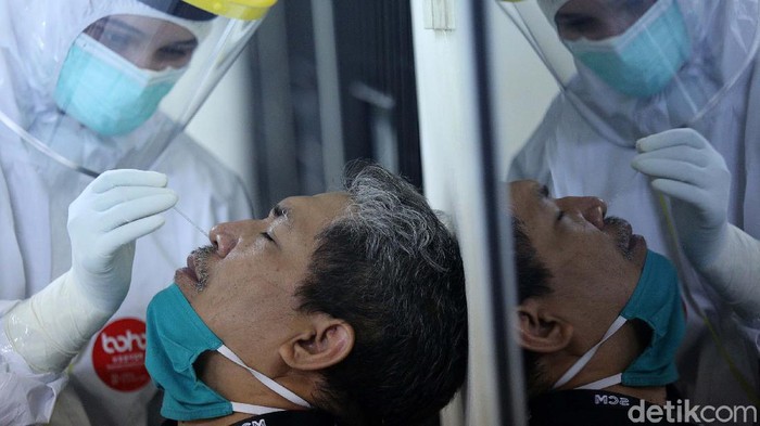 Ekspresi Pekerja Media saat Jalani Tes Swab 150 Pekerja media menjalani tes swab di Gedung Dewan Pers, Jakarta, Rabu (12/8/2020). Tes ini guna memutus menyebaran virus Corona.