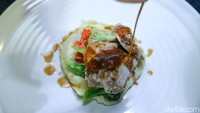 Mengenai kebersihan dan higienitas, traveler tak perlu khawatir sebab restoran ini telah memiliki standar pelayanan internasional. Selama pandemi ini, karyawan juga diwajibkan untuk mematuhi protokol kesehatan mulai dari menjaga penampilan dan jarak dengan konsumen.  