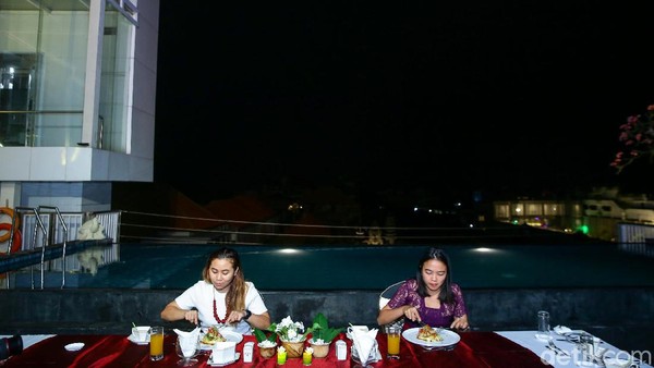 Sensasi Dinner di Pinggir Kolam Renang Hotel Fashion Legian