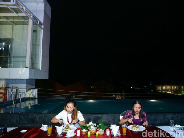 Sensasi Dinner di Pinggir Kolam Renang Hotel Fashion Legian