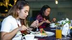 Sensasi Dinner di Pinggir Kolam Renang Hotel Fashion Legian