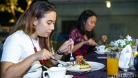 Di masa pandemi seperti ini, jika tidak ingin berkunjung ke pantai maka makan malam di hotel menjadi salah satu pilihan terbaik.  