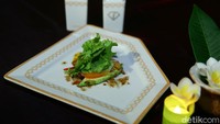 Makanan andalan yang terlihat menggiurkan ditata dengan apik di atas piring berbentuk unik.  