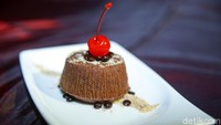 Salah satu menu penutup di hotel ini adalah Hot Chocolate Lava Cake.  