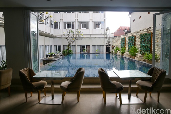 Sensasi Dinner di Pinggir Kolam Renang Hotel Fashion Legian