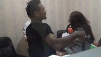 Jerinx tampak didampingi istrinya, Nora Alexandra. (dok Istimewa)
