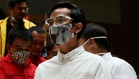 Putra sulung Presiden Joko Widodo (Jokowi) itu tampak mengenakan kemeja putih dan masker bertema monokrom saat datang ke kantor DPP Golkar.