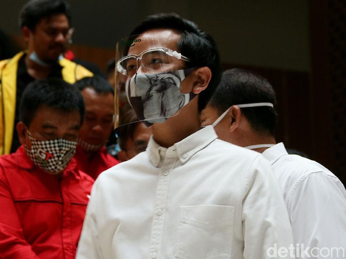 Gibran Rakabuming Raka datangi kantor DPP Partai Golkar untuk terima SK dukungan dari Golkar. Gibran tampak pakai masker-face shield saat kunjungi kantor Golkar