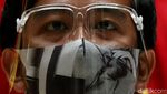 Gaya Gibran Pakai Face Shield Saat Sambangi Kantor Golkar