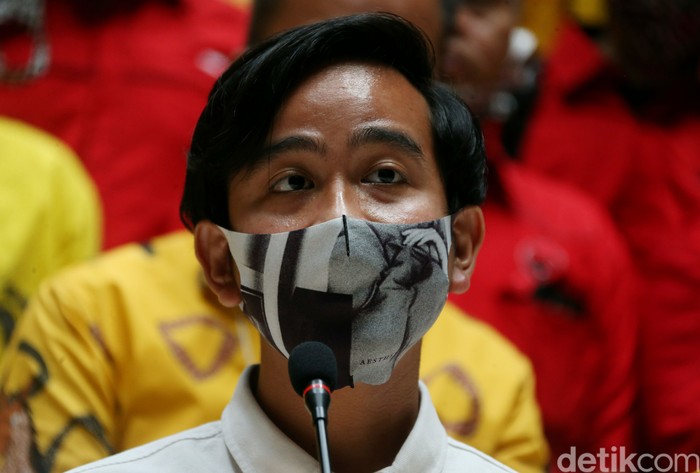 Gibran Rakabuming Raka datangi kantor DPP Partai Golkar untuk terima SK dukungan dari Golkar. Gibran tampak pakai masker-face shield saat kunjungi kantor Golkar
