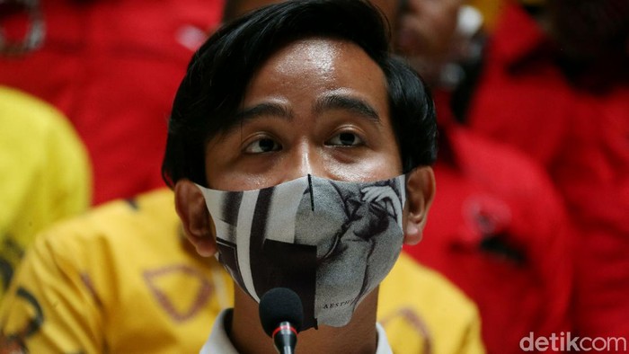 Gibran Rakabuming Raka datangi kantor DPP Partai Golkar untuk terima SK dukungan dari Golkar. Gibran tampak pakai masker-face shield saat kunjungi kantor Golkar