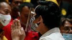 Gaya Gibran Pakai Face Shield Saat Sambangi Kantor Golkar