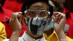 Gaya Gibran Pakai Face Shield Saat Sambangi Kantor Golkar