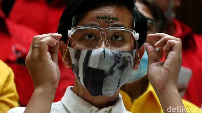 Gaya Gibran Pakai Face Shield Saat Sambangi Kantor Golkar Gibran Rakabuming Raka datangi kantor DPP Partai Golkar untuk terima SK dukungan dari Golkar. Gibran tampak pakai masker-face shield saat kunjungi kantor Golkar