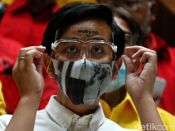 Gibran Rakabuming Raka datangi kantor DPP Partai Golkar untuk terima SK dukungan dari Golkar. Gibran tampak pakai masker-face shield saat kunjungi kantor Golkar