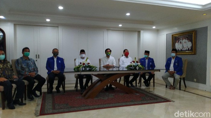 Gibran menemui Ketum PAN Zulkfli Hasan (Sachril/detikcom)
