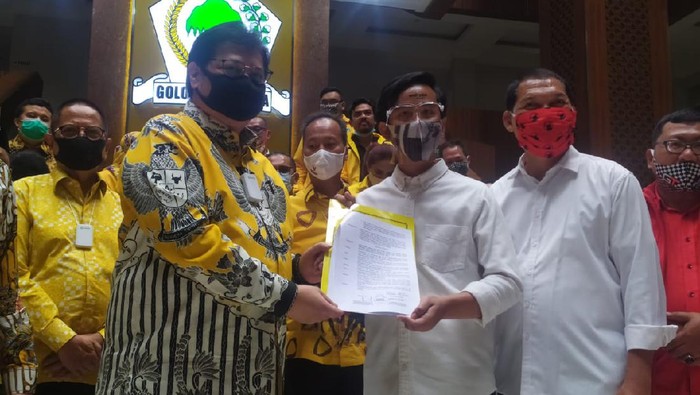 Gibran Rakabuming dan Teguh dapat SK Dukungan Golkar