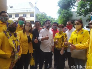 Pilkada Solo, Airlangga Serahkan SK Dukungan Golkar ke Gibran Rakabuming