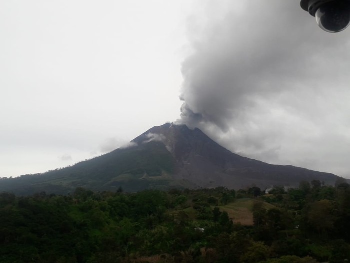 Gunung Sinabung keluarkan abu vulkanik skala kecil (dok. Istimewa)
