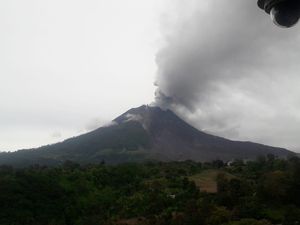 Masih Siaga, Gunung Sinabung Keluarkan Abu Vulkanik Skala Kecil