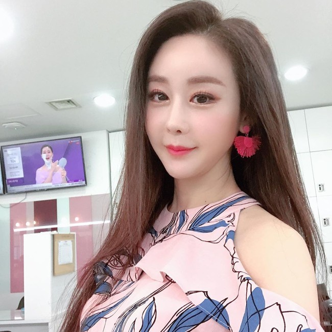 Ham So Won yang memenangkan dua gelar yakni Miss Gyeonggi, Miss Pacific Ocean dalam ajang Miss Korea kini telah hidup nyaman. Ia pun menjalani rumah tangga bahagia dengan suaminya yang lebih muda 18 tahun dan seorang anak perempuan. Foto: Instagram @ham_so1