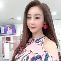 Ham So Won yang memenangkan dua gelar yakni Miss Gyeonggi, Miss Pacific Ocean dalam ajang Miss Korea kini telah hidup nyaman. Ia pun menjalani rumah tangga bahagia dengan suaminya yang lebih muda 18 tahun dan seorang anak perempuan. Foto: Instagram @ham_so1