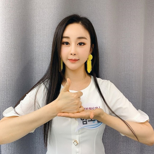 Setelah memenangkan Miss Pacific Ocean dalam ajang Miss Korea, Ham So Won bekerja sebagai reporter dan bergabung dengan program televisi di China sebagai MC. Saat itu, ia menggunakan uangnya untuk membantu saudara-saudara sekolah.  Foto: Instagram @ham_so1