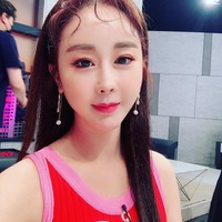 Karena penampilannya, Ham So Won sering dikira datang dari keluarga kaya. Padahal ia mengaku pernah tinggal di rumah basement dan loteng. Aku tidak berlebihan, air hujan membanjir hingga leherku ketika tinggal di ruang bawah tanah. Ini 100% benar. Banyak orang berkomentar aku mengarang tapi itu benar, katanya dilansir Vlive. Foto: Instagram @ham_so1