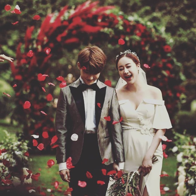 Hubungan Ham So Won dan Jin Hua memang sempat jadi kontroversi karena perbedaan usia mereka. Miss Korea 1997 tersebut diketahui mulai berpacaran dengan Jin Hua ketika sang suami berusia 24. Ketika itu, pernikahan mereka bahkan sempat tidak direstui orangtua Ham So Won. Foto: Instagram @ham_so1