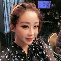 Ham So Won belakangan lebih sering tampil di televisi bersama Jin Hua, pria asal China yang jadi suaminya. Mereka memang sering jadi perbincangan karena Jian Hua lebih muda 18 tahun. Foto: Instagram @ham_so1