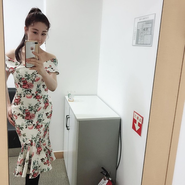 Dalam sebuah wawancara, Ham So Won pernah mengaku jika masa kecilnya sulit. Saat beranjak dewasa, wanita 45 tahun tersebut bekerja paruh waktu untuk memenuhi kebutuhan hidup dan sekolah. Ketika itu, ia menggunakan uang tabungan untuk mendaftar ikut pendaftaran Miss Korea. Foto: Instagram @ham_so1