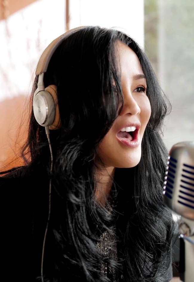 Hong Nhung kerap mengunggah penampilannya yang tanpa makeup di akun Facebooknya. Dan wajahnya yang awet muda selalu dibanjiri pujian netizen. Foto: Facebook Le Hong Nhung