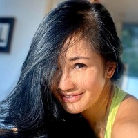 Sukses dalam karier tidak sejalan dengan percintaannya. Hong Nhung sudah dua kali bercerai. Pernikahan pertamanya terjadi dengan seorang pria Vietnam. Dan pernikahan keduanya yang membuatnya menjadi ibu sepasang putri kembar adalah dengan pebisnis Amerika Serikat bernama Kevin Gimore. Foto: Facebook Le Hong Nhung